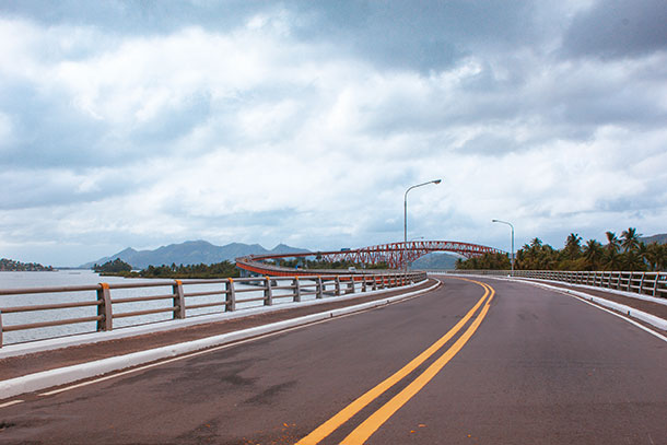 Take a Walk at the San Juanico Bridge