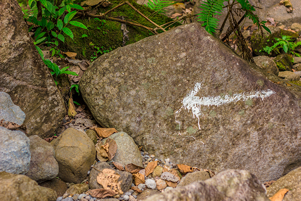 Casaroro Falls Valencia Guide: Arrow Sign