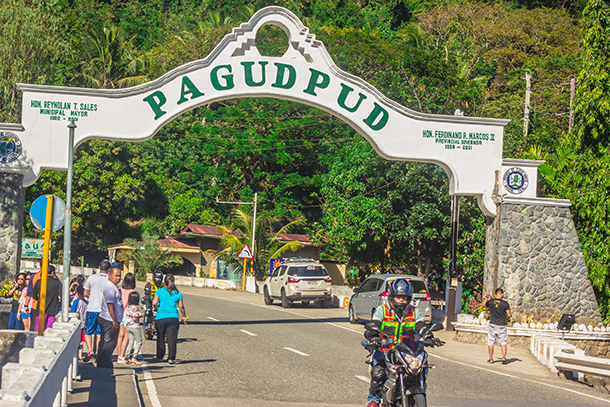 Ilocos Tour: Pagudpud Welcome Arch