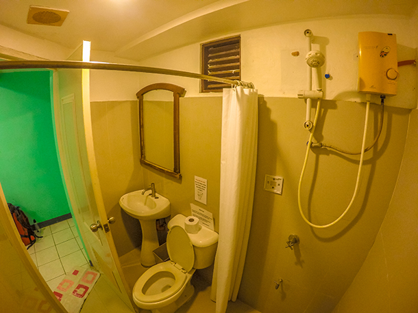 Harolds Mansion Dumaguete: Private Bathroom