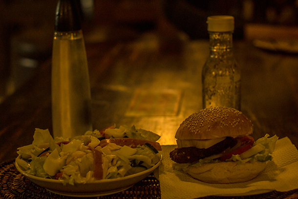 Harolds Mansion Dumaguete: Salad and Burger