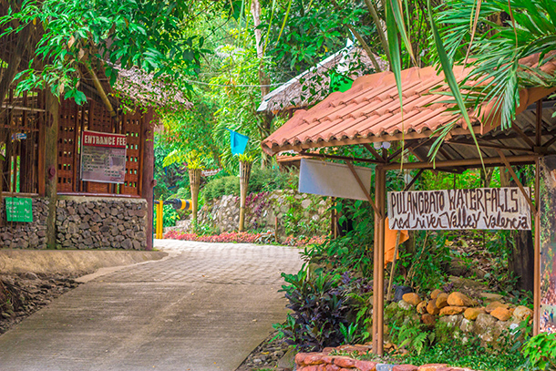 Pulangbato Falls: Entrance going to the Pulangbato Waterfalls